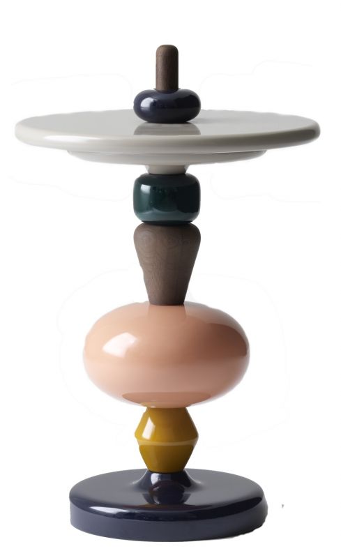 Bunter Shuffle Tisch von AndTradition, bestehend aus verschiedenen geometrischen Formen und Farben.